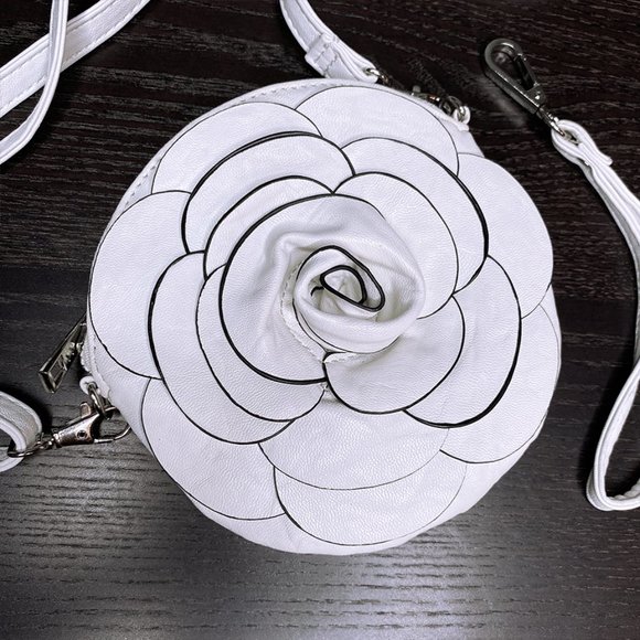 SOLD DEPOP - White Rose Circle Purse w Black Trim - Picture 2 of 3